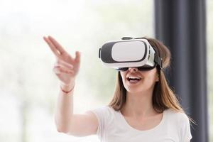 kvinna använder sig av vr-headset glasögon av virtuell verklighet foto