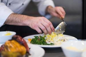 kock händer tjänande vegetabiliska risotto foto