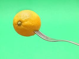 färsk citron- på gaffel foto