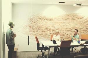 börja företag team på en möte på modern natt kontor byggnad foto
