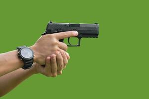 isolerat automatisk 9mm pistol pistol innehav i rätt hand med klippning stigar. begrepp för använder sig av pistol till skydda egenskaper och människor i kris situationer runt om de värld. foto
