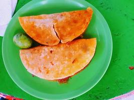 birria tacos på grön tallrik foto