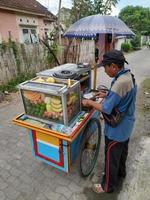 lombok ö, Indonesien. september 22, 2022. Rujak säljare, Rujak är en snäll av frukt sallad den där smakar ljuv och kryddad foto