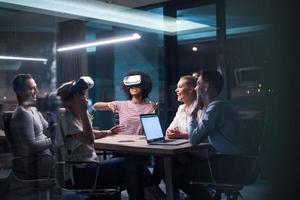 multietnisk företag team använder sig av virtuell verklighet headsetet foto