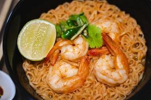 kryddad omedelbar thai stil spaghetti soppa med räka - tom yum kung foto