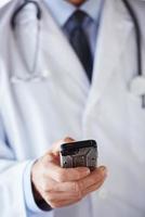 läkare tala på mobiltelefon foto
