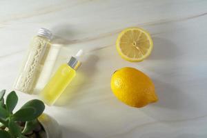 immunitet skydd begrepp, antiviral förebyggande serum och kosmetika med vitamin c. grundläggande olja från citrus- frukter. hyaluronisk syra, botulin, serum i flaskor. begrepp av kosmetisk kirurgi för ansiktsbehandling foto