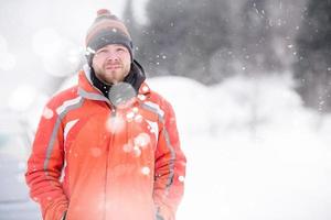 porträtt av ung man på snöig vinter- dag foto