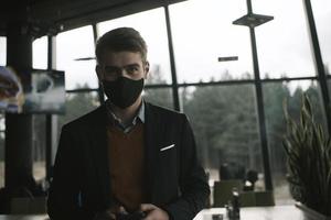 företag man bär skyddande ansikte mask på lyx kontor foto