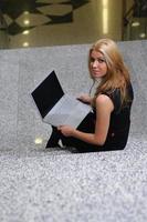 företag kvinna bärbar dator foto