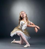 bild av trevlig liten ballerina som poserar på kameran foto