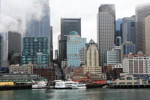 seattles USA - Mars, 10 2022 lång byggnader, ånga ånga, de seattles i de stad de seattle bra hjul färja terminal område. foto