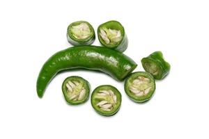 grön varm chili peppar på vit bakgrund foto