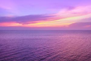 havslandskap av skön solnedgång på de hav med färgrik himmel på semester foto