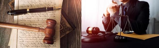 rättvisa och lag concept.male domare i en rättssal på träbord och rådgivare eller manlig advokat som arbetar på kontoret. juridisk lag, rådgivning och rättvisa koncept. foto