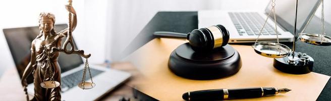 företag och advokater diskuterar kontraktshandlingar med mässingsvåg på skrivbordet på kontoret. juridik, juridiska tjänster, rådgivning, rättvisa och juridik konceptbild med filmkornseffekt foto