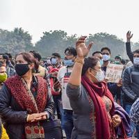 New Delhi, Indien 25 december 2021 - delhi kontraktuella gästlärare med affischer, flaggor och klotter som protesterar mot delhi aap-regeringen för att utforma policy, delhi gästlärare protesterar foto