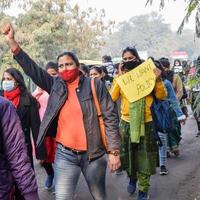 New Delhi, Indien 25 december 2021 - delhi kontraktuella gästlärare med affischer, flaggor och klotter som protesterar mot delhi aap-regeringen för att utforma policy, delhi gästlärare protesterar foto