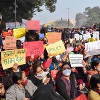 New Delhi, Indien 25 december 2021 - delhi kontraktuella gästlärare med affischer, flaggor och klotter som protesterar mot delhi aap-regeringen för att utforma policy, delhi gästlärare protesterar foto