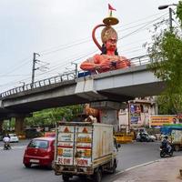 ny delhi, Indien - juni 21, 2022 - stor staty av herre hanuman nära de delhi metro bro belägen nära karol bagh, delhi, Indien, herre hanuman staty rörande himmel foto