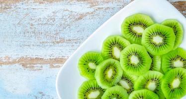 färsk grön skiva kiwi frukt foto