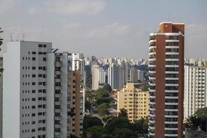 horisont se med olika byggnader och skyskrapor i sao paulo stad foto