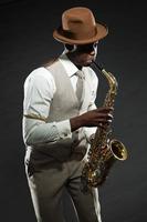 svart amerikansk jazzsaxofonspelare. årgång. studio skott. foto