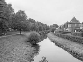 de stad av coesfeld på de flod berkel i Tyskland foto