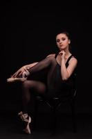 silhuett balettdansör i svart baddräkt i studion foto
