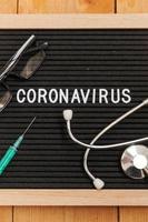 textfras coronavirus spruta och stetoskop på svart bokstavstavla bakgrund. nya coronavirus 2019-ncov, mers-cov Mellanöstern respiratoriskt syndrom coronavirus med ursprung i Wuhan Kina foto