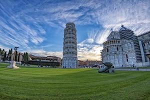 pisa, Italien - september 26 2017 - turist tar bilder på känd lutande torn foto