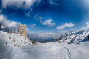 dolomiterna enorm panoramautsikt på vintern foto