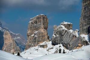 dolomiter berg snö landskap i vinter- foto