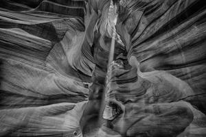 ljus strålar inuti arizona antilop kanjon i bw foto