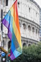 regnbåge flagga på rom Gay gata colosseo bakgrund foto