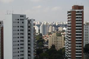 horisont se med olika byggnader och skyskrapor i sao paulo stad foto