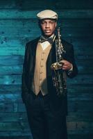 afrikansk amerikansk jazzmusiker med saxofon. foto