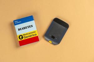 falsk medicin låda med de namn av de sjukdom diabetes och en glukometer. foto