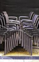 staplade metall stolar foto