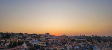 färgrik solnedgång i de interiör stad med en se av de urban landskap av Brasilien foto