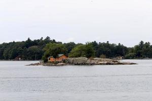 de tusen öar är ett skärgård av öar den där sträcka längs de gräns av kanada och de förenad stater längs de st. Lawrence flod. foto