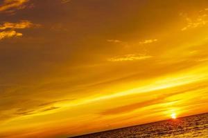 skön fantastisk färgrik och gyllene solnedgång på phuket ö thailand. foto