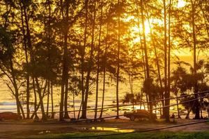 skön fantastisk färgrik och gyllene solnedgång på phuket ö thailand. foto