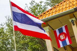 thai flagga röd vit blå färger i phuket thailand. foto