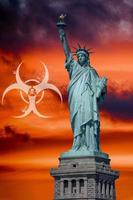 coronavirus infektion pandemi sjukdom tecken symbolstaty av frihet - manhattan - frihet ö - ny york foto