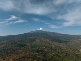 se av moln över montera etna och dramatisk landskap på solig dag foto