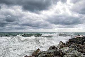 hav i storm på stenar Strand foto