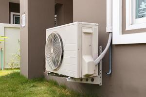 luft balsam kompressor utomhus- enhet installerad utanför de hus foto