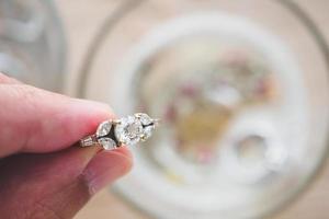 juvelerare hand rengöring årgång Smycken diamant ringa närbild foto