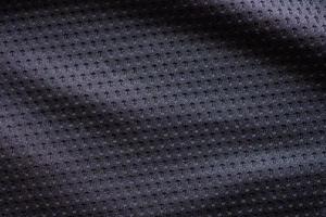 svart tyg sport Kläder fotboll jersey med luft maska textur bakgrund foto